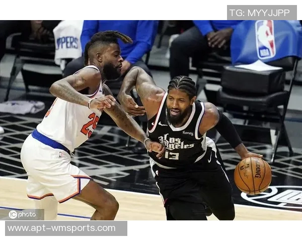 克尼佩尔下半场发力却三分失准11投5中仅得12分4篮板表现平平 克尼佩尔下半场发力却三分失准11投5中仅得12分4篮板表现平平