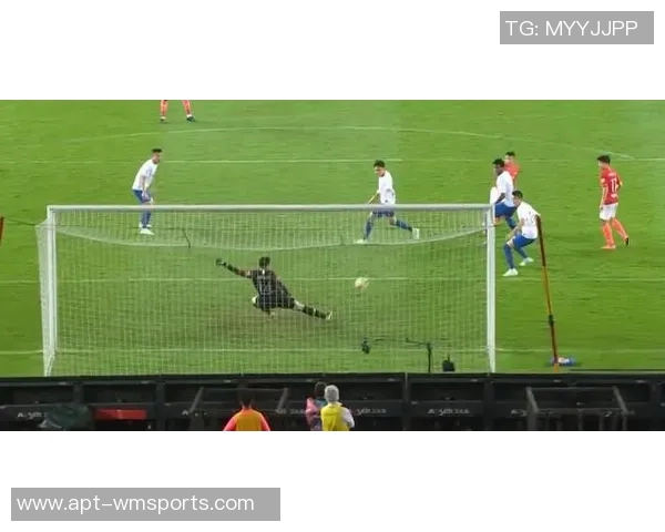 神奇扑救!王大雷在第18分钟成功挡住叶楚贵的近距离头球射门 神奇扑救!王大雷在第18分钟成功挡住叶楚贵的近距离头球射门