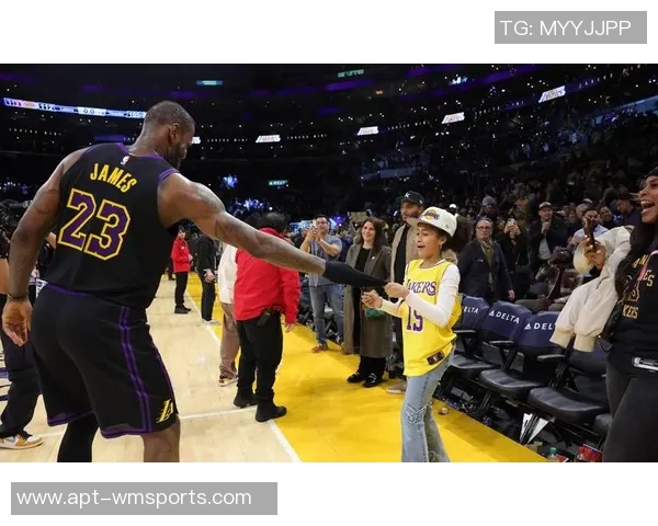 老詹再度引发争议球迷热议其吸引眼球的手段与库里三度胜利的背后原因 老詹再度引发争议球迷热议其吸引眼球的手段与库里三度胜利的背后原因