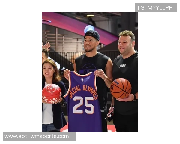 布克赛后与模仿者中国布克亲密合影赠送签名球衣展现友谊与支持 布克赛后与模仿者中国布克亲密合影赠送签名球衣展现友谊与支持