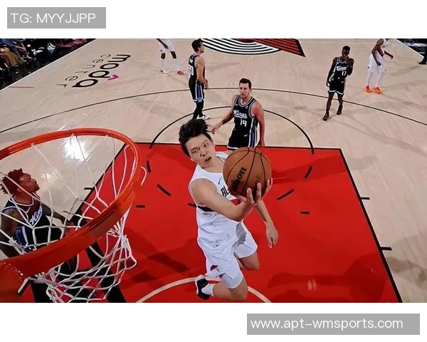 杨瀚森精彩单挑尤班克斯背运转身连招引发观众热烈反响 杨瀚森精彩单挑尤班克斯背运转身连招引发观众热烈反响