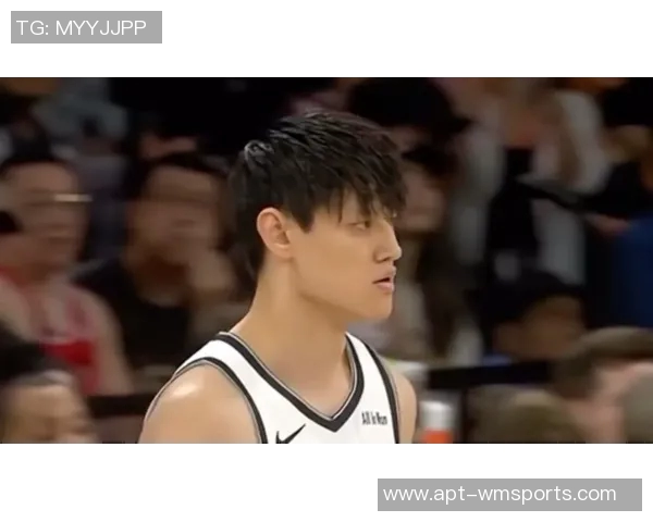 曾凡博全力以赴抢断狄龙皮球倒地争抢引发犯规争议 曾凡博全力以赴抢断狄龙皮球倒地争抢引发犯规争议