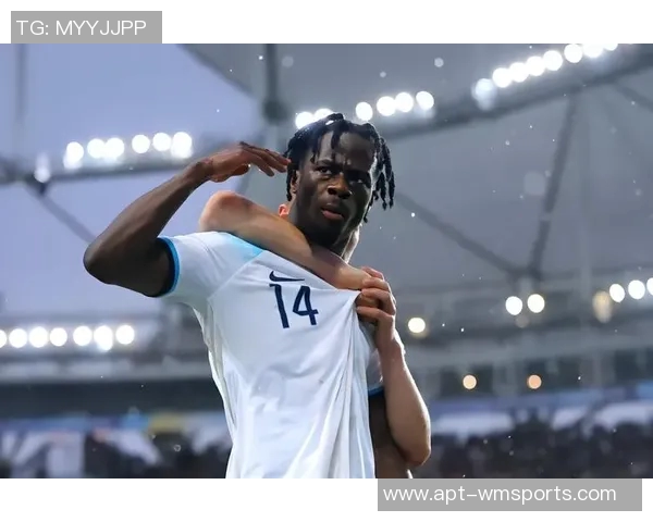 英格兰队今日训练迎来U20小将莱西塞缪尔坎贝尔三位新星加入 英格兰队今日训练迎来U20小将莱西塞缪尔坎贝尔三位新星加入