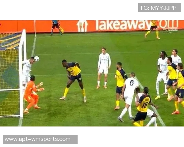 戴维近距离射门遭封堵麦肯尼头球抢点再遭扑救无缘进球 戴维近距离射门遭封堵麦肯尼头球抢点再遭扑救无缘进球